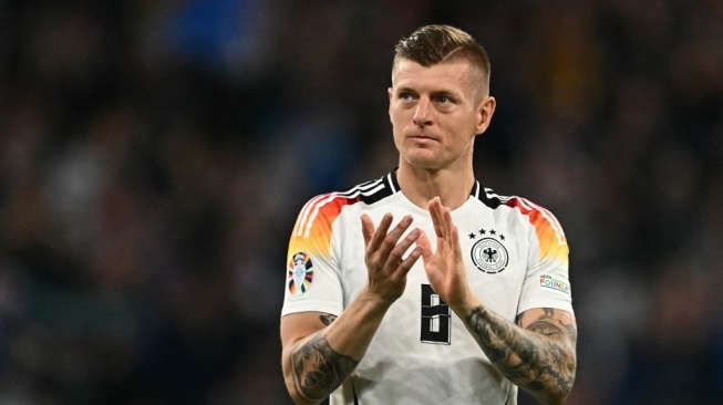 Gelandang Timnas Jerman, Toni Kroos melakukan selebrasi setelah memenangkan pertandingan pertama Grup A Euro 2024 antara Jerman vs Skotlandia di Munich Football Arena (Allianz Arena) di Munich pada 14 Juni 2024.Fabrik COFFRINI / AFP