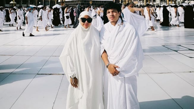 Atta Halilintar dan Aurel Hermansyah ibadah haji (Instagram/@attahalilintar)