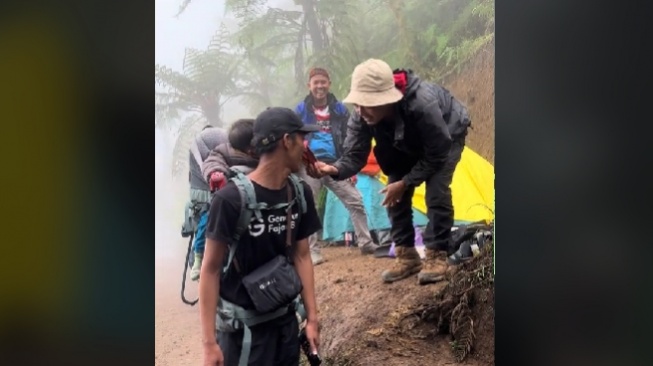 Viral Orangtua Bawa Anak Umur 1 Tahun Mendaki Gunung Prau, Memang Boleh?