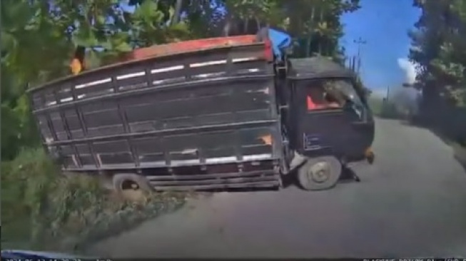 Viral! Video Menegangkan Truk Muatan Terguling di Tanjakan, Netizen Soroti Hal Ini