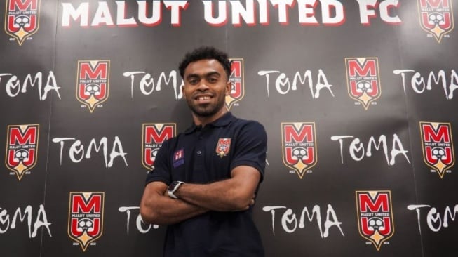 Pemain timnas Indonesia Yakob Sayuri dan kembarannya Yance Sayuri resmi bergabung dengan Malut United, Minggu (16/6/2024). ANTARA/Abdul Fatah (Abdul Fatah)