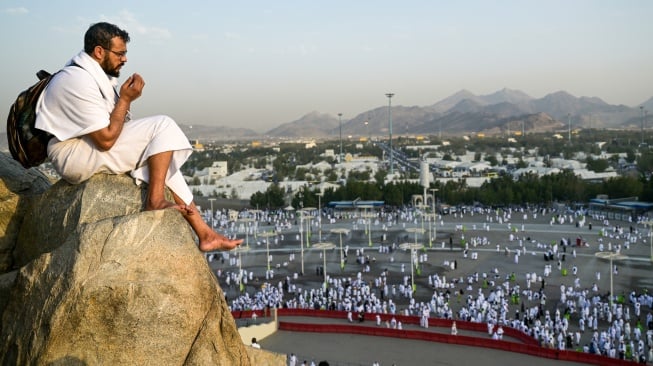 Umat Islam memanjatkan doa menjelang wukuf di Jabal Rahmah, Arafah, Makkah, Arab Saudi, Sabtu (15/6/2024). [ANTARA FOTO/Sigid Kurniawan/wpa]