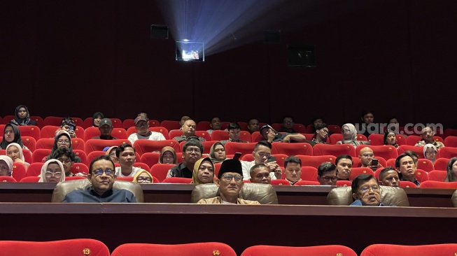 Anies Baswedan, Sandiaga Uno dan Jusuf Kalla saat nonton film LAFRAN di Epicentrum XXI, Jakarta. (Suara.com/Novian)