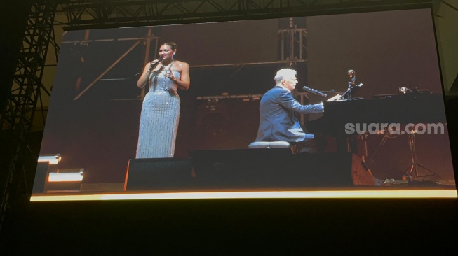 Duet Cadas David Foster dan Istri di Konser Hitman Returns, Sampai Rebahan di Panggung