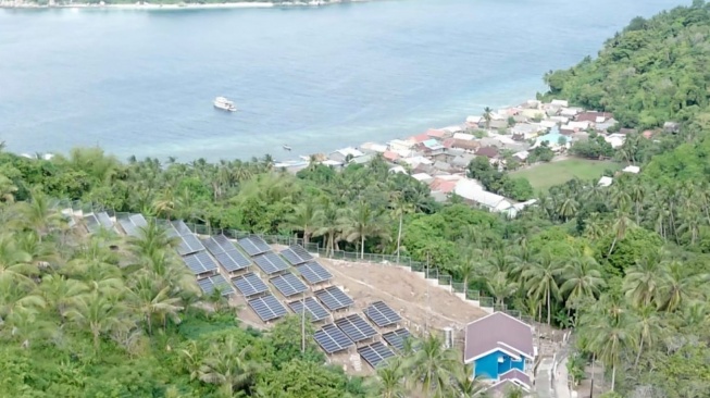 Masyarakat Pulau Bembe Kabupaten Selayar Nikmati Listrik Bersih dari PLTS PLN 176 kWp