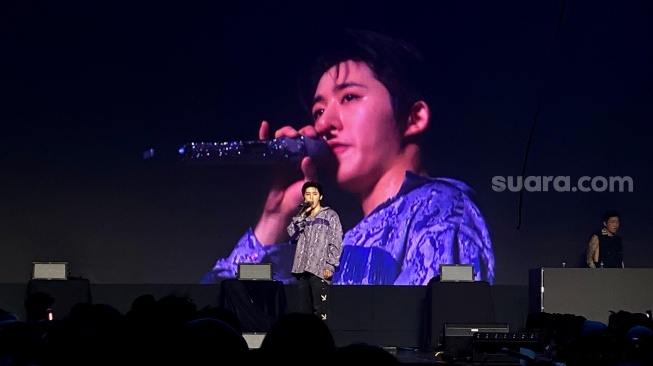 Kim Han Bin alias B.I dalam konser B.I 2024 Tour Hype Up in Jakarta di The Kasablanka Hall, Jakarta Selatan, Sabtu (15/6/2024). [Suara.com/Tiara Rosana]