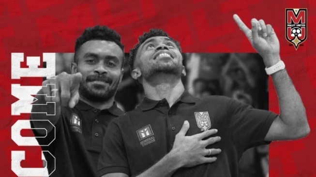 Pemain timnas Indonesia Yakob Sayuri dan kembarannya Yance Sayuri resmi bergabung dengan Malut United, Minggu (16/6/2024). (Instagram/Malutunitedfc) 