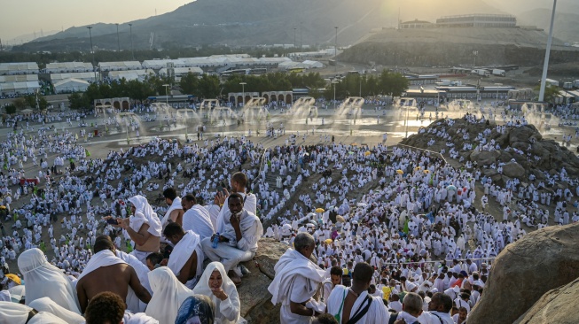 Umat Islam memadati Jabal Rahmah jelang wukuf di Arafah, Makkah, Arab Saudi, Sabtu (15/6/2024). [ANTARA FOTO/Sigid Kurniawan/wpa]