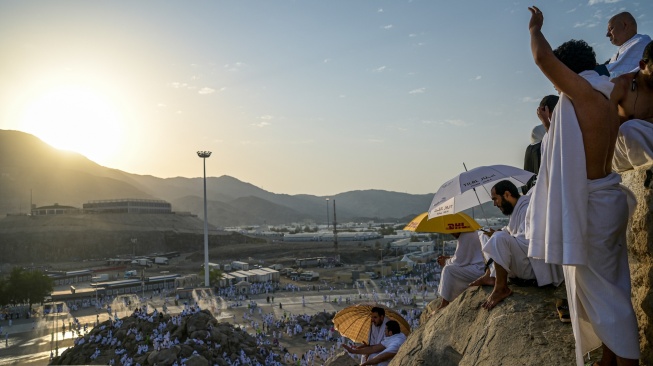 Umat Islam memanjatkan doa menjelang wukuf di Jabal Rahmah, Arafah, Makkah, Arab Saudi, Sabtu (15/6/2024). [ANTARA FOTO/Sigid Kurniawan/wpa]