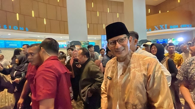 Anies Baswedan, Sandiaga Uno dan Wakil Presiden ke-10 dan ke-12 RI Jusuf Kalla atau JK menonton film Lafran dalam rangka silaturahmi keluarga besar Korps Alumni Himpunan Mahasiswa Islam (KAHMI) di Epicentrum XXI, Jakarta Selatan, Minggu (16/6/2024). [Suara.com/Novian]