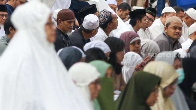 Sejumlah umat Islam melaksanakan sholat Idul Adha di Masjid Agung Al-Azhar, Jakarta, Minggu (16/06/2024). [Suara.com/Alfian Winanto]