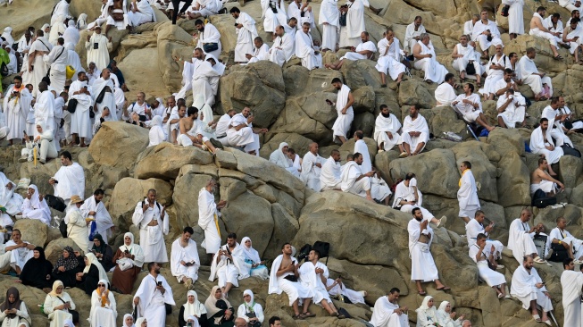 Umat Islam memadati Jabal Rahmah jelang wukuf di Arafah, Makkah, Arab Saudi, Sabtu (15/6/2024). [ANTARA FOTO/Sigid Kurniawan/wpa]