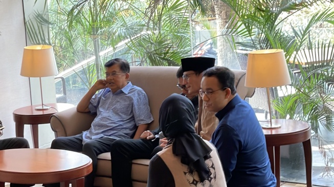 Anies Baswedan, Sandiaga Uno dan Wakil Presiden ke-10 dan ke-12 RI Jusuf Kalla atau JK menonton film Lafran dalam rangka silaturahmi keluarga besar Korps Alumni Himpunan Mahasiswa Islam (KAHMI) di Epicentrum XXI, Jakarta Selatan, Minggu (16/6/2024). [Suara.com/Novian]