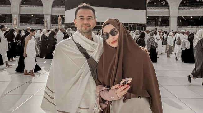 Raffi Ahmad dan Nagita Slavina di Tanah Suci. (Instagram/priotralala)