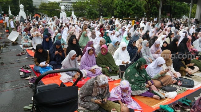 Sejumlah umat Islam bersiap melaksanakan sholat Idul Adha di Masjid Agung Al-Azhar, Jakarta, Minggu (16/06/2024). [Suara.com/Alfian Winanto]