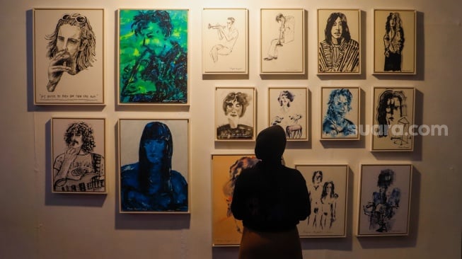 Pengunjung melihat karya seni dalam Pameran 'Jakarta Provoke' di Gedung Pos Bloc, Jakarta, Minggu (16/6/2024). [Suara.com/Alfian Winanto]