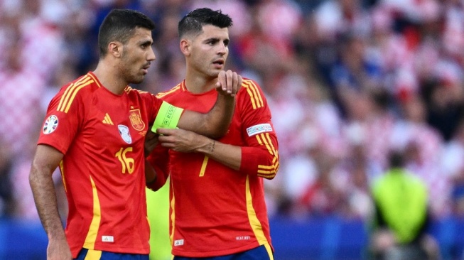 Dua pemain Timnas Spanyol, Alvaro Morata (kanan) dan Rodri tampil pada laga Euro 2024 kontra Kroasia di Olympiastadion Berlin, Jerman yang rampung Minggu (16/6/2024) dini hari WIB. [Christophe SIMON / AFP]