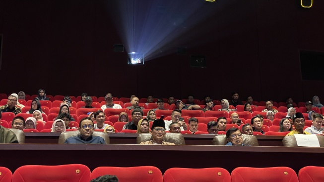 Mendadak Nonton Bareng Bioskop, Anies dan Sandiaga Kompak Bantah Bahas Pilkada Jakarta