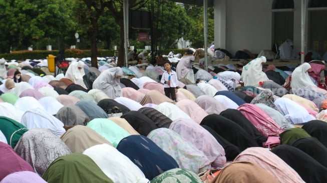 Sejumlah umat Islam melaksanakan sholat Idul Adha di Masjid Agung Al-Azhar, Jakarta, Minggu (16/06/2024). [Suara.com/Alfian Winanto]