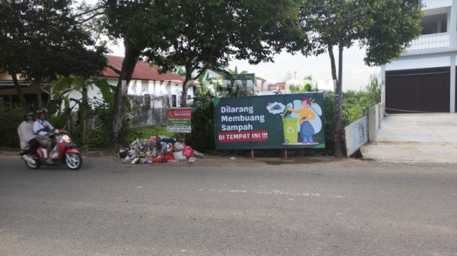 Tumpukan sampah di Jalan Pattimura. [KlikKaltim.com]