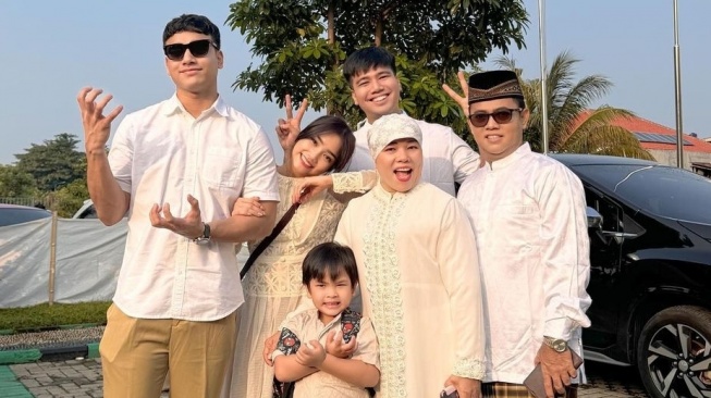 Keluarga Haji Faisal; Fadly Faisal, Fuji, Gala Sky, Frans Faisal dan Dewi Zuhriati (Instagram)