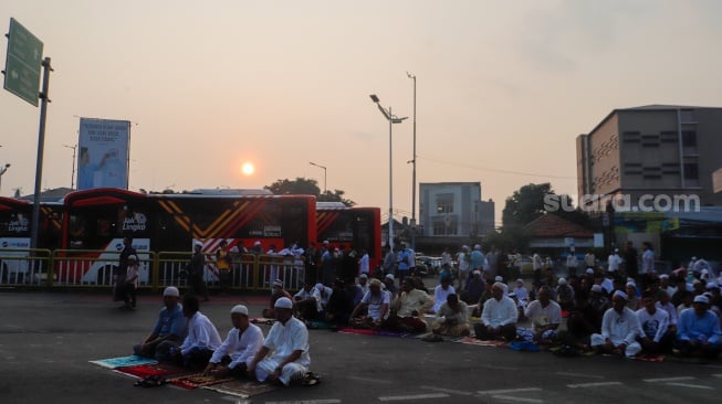 Umat muslim melaksanakan Salat Idul Adha berjemaah di Terminal Kampung Melayu, Jakarta, Senin (17/6/2024). [Suara.com/Alfian Winanto]