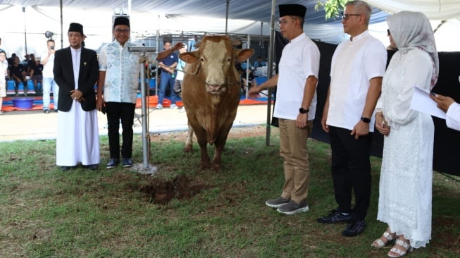 Berbagi di Idul Adha 1445 H, Bank Mandiri Salurkan Daging Kurban kepada Masyarakat di Seluruh Indonesia