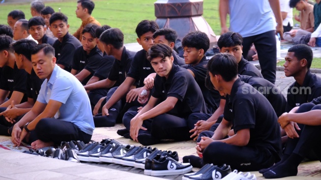 Momen Gibran dan Pemain Timnas Indonesia U-16 Salat Idul Adha, Serahkan Hewan Kurban Sapi