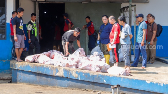 Aktivitas pekerja di Rumah Pemotongan Hewan (RPH) Perumda Dharma Jaya, Jakarta, Senin (17/6/2024). [Suara.com/Alfian Winanto]
