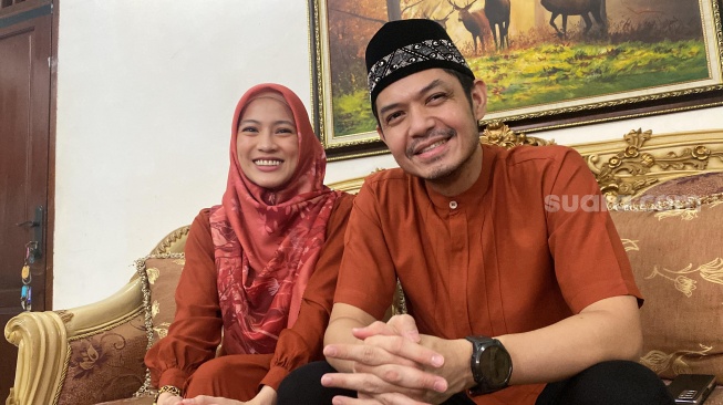 Dude Harlino dan Alyssa Soebandono di kediamannya di kawasan Tebet, Jakarta Selatan, Senin (17/6/2024). [Suara.com/Tiara Rosana]