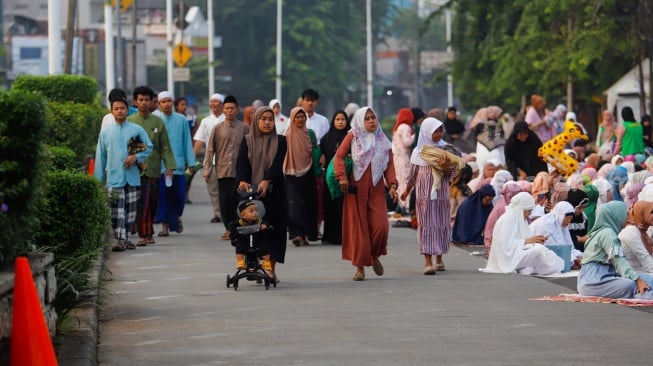 Umat muslim melaksanakan Salat Idul Adha berjemaah di Terminal Kampung Melayu, Jakarta, Senin (17/6/2024). [Suara.com/Alfian Winanto]