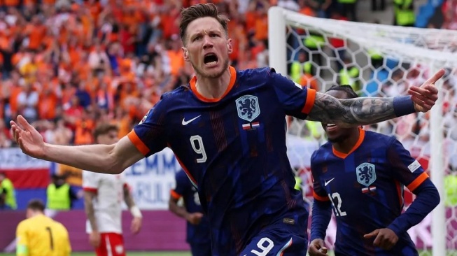 Penyerang Belanda, Wout Weghorst setelah sukses menjebol gawang Polandia (uefa.com)