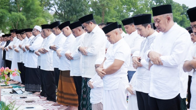 Walkot Bobby Salat Idul Adha Bareng Warga di Lapangan Komplek Tasbih I