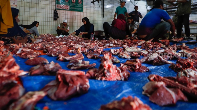 Masjid Nurul Yaqin Sadaniang Mempawah Turut Bagikan Daging Kurban ke Warga Agama Lain