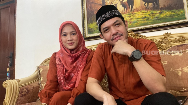 Dude Harlino dan Alyssa Soebandono di kediamannya di kawasan Tebet, Jakarta Selatan, Senin (17/6/2024). [Suara.com/Tiara Rosana]