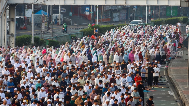 Ribuan Umat Muslim Salat Idul Adha di Terminal Kampung Melayu