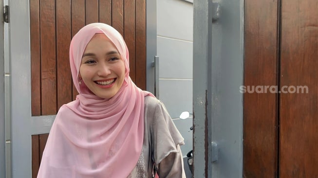 Datang Pagi-Pagi ke Masjid, Ayu Ting Ting Malah Tak Salat Idul Adha