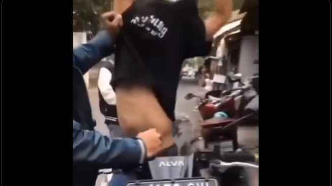 Viral! Dugaan Perundungan Terhadap Remaja Berkaus Bandung, Pulang Tak Pakai Baju