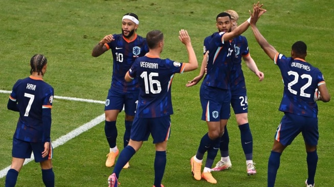 Selebrasi Belanda usai cetak gol penyama kedudukan atas Polandia. (euro.ccom)