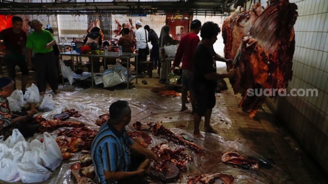 Aktivitas pekerja di Rumah Pemotongan Hewan (RPH) Perumda Dharma Jaya, Jakarta, Senin (17/6/2024). [Suara.com/Alfian Winanto]
