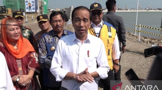  Presiden Joko Widodo menyampaikan keterangan pers di sela-sela peninjauan tanggul laut di Tambaklorok, Semarang, Jawa Tengah, pada Senin (17/6/2024). (ANTARA/Yogi Rachman)