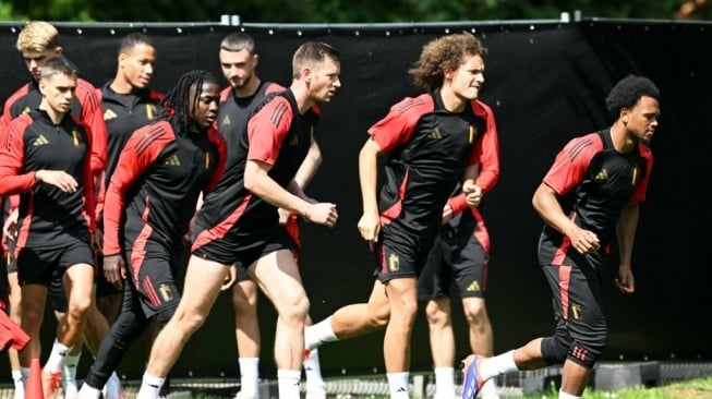 Para pemain Belgia menjalani sesi latihan di base camp tim di Ludwigsburg, dekat Stuttgart, pada 16 Juni 2024, menjelang pertandingan pertama Grup E Euro 2024 kontra Slovakia.THOMAS KIENZLE / AFP