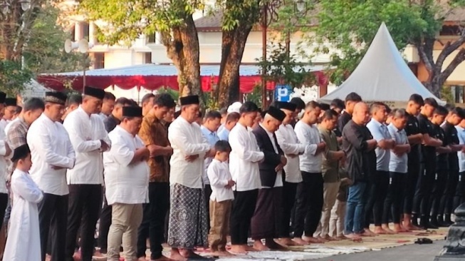 Wali Kota Surakarta Gibran Rakabuming raka bersama dengan anaknya mengikuti Shalat Idul Adha di Halaman Kota Surakarta, Jawa Tengah, Senin (17/6/2024). ANTARA/Aris Wasita