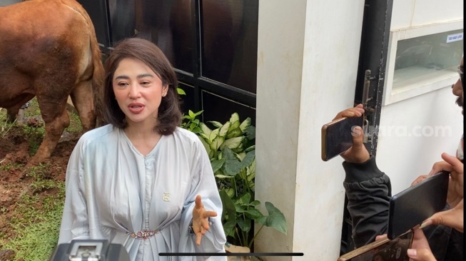 Dewi Perssik ditemui di kediamannya kawasan Lebak Bulus, Jakarta Selatan pada Senin (17/6/2024). [Suara.com/Rena Pangesti]