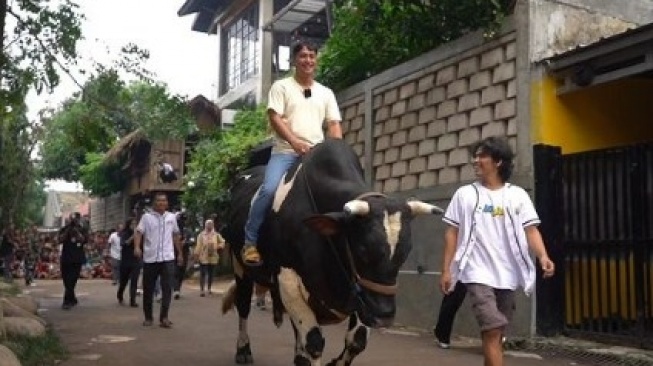 Irfan Hakim tunggangi sapi kurbannya [Instagram/@irfanhakim75]