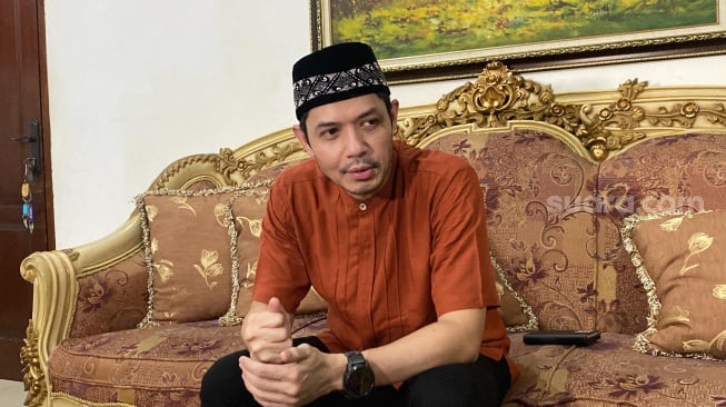 Dude Harlino di kediamannya di kawasan Tebet, Jakarta Selatan, Senin (17/6/2024). [Suara.com/Tiara Rosana]