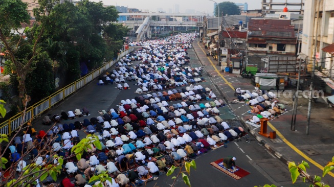 Umat muslim melaksanakan Salat Idul Adha berjemaah di Terminal Kampung Melayu, Jakarta, Senin (17/6/2024). [Suara.com/Alfian Winanto]