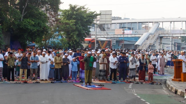 Umat muslim melaksanakan Salat Idul Adha berjemaah di Terminal Kampung Melayu, Jakarta, Senin (17/6/2024). [Suara.com/Alfian Winanto]