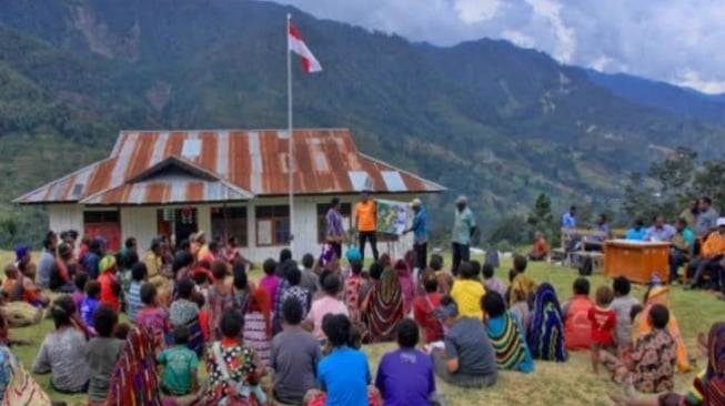 Warga Distrik Bibida Kabupaten Paniai Mengungsi ke Gereja