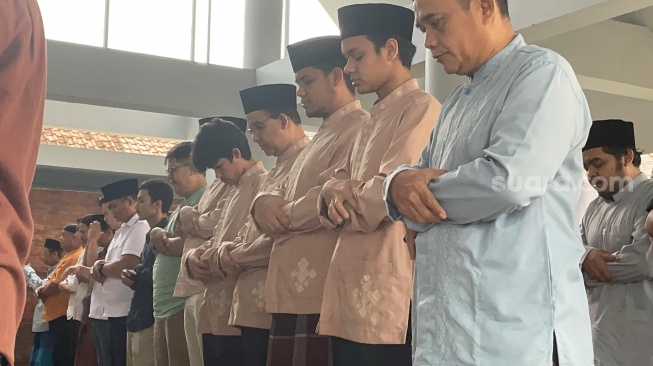 Begini Gaya Anies Salat Idul Adha Bareng Keluarga di Lebak Bulus